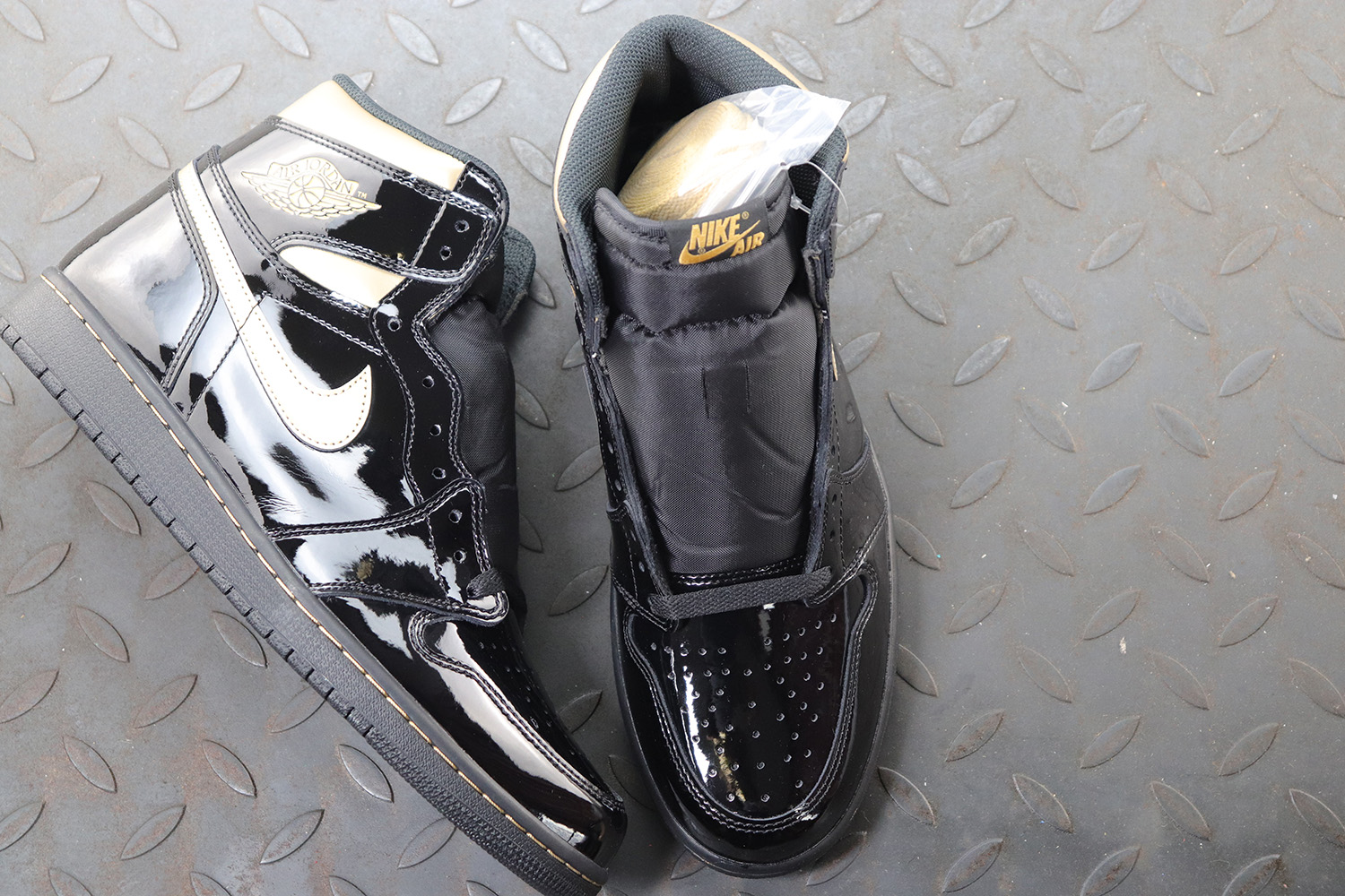 Jordan 1 Retro High Black Metallic Gold (2020)