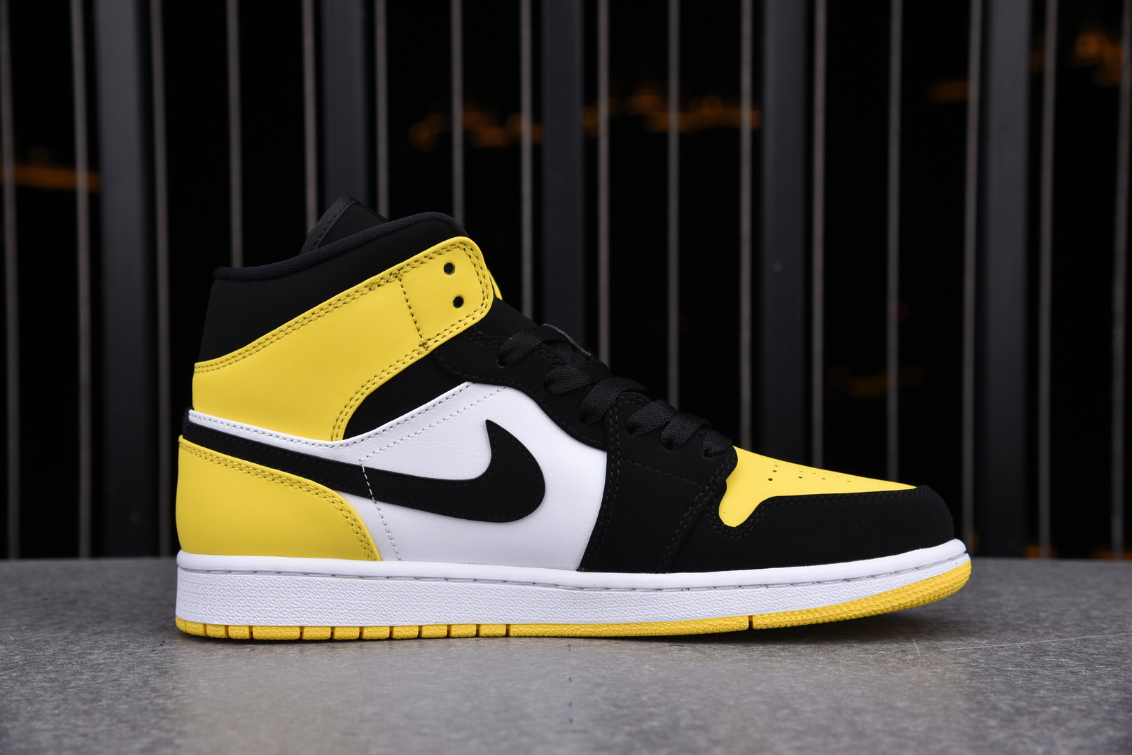 Air Jordan 1 Mid SE 'Yellow Toe'