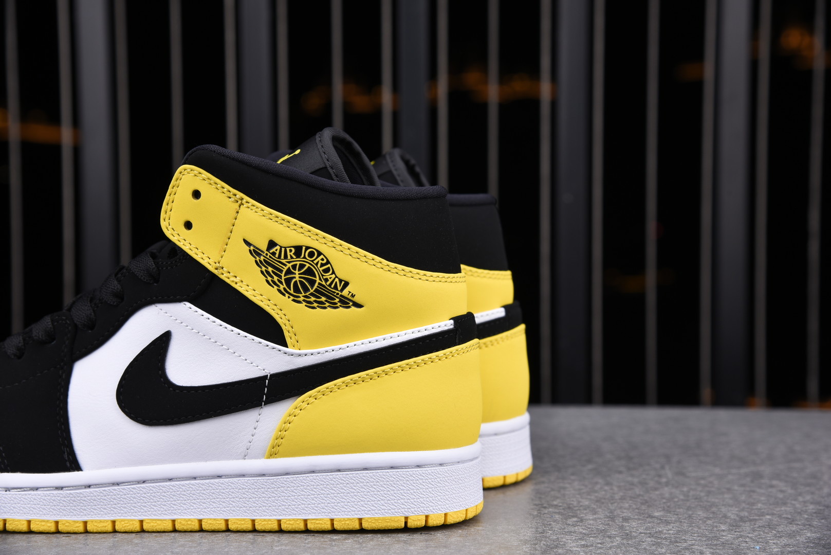 Air Jordan 1 Mid SE 'Yellow Toe'