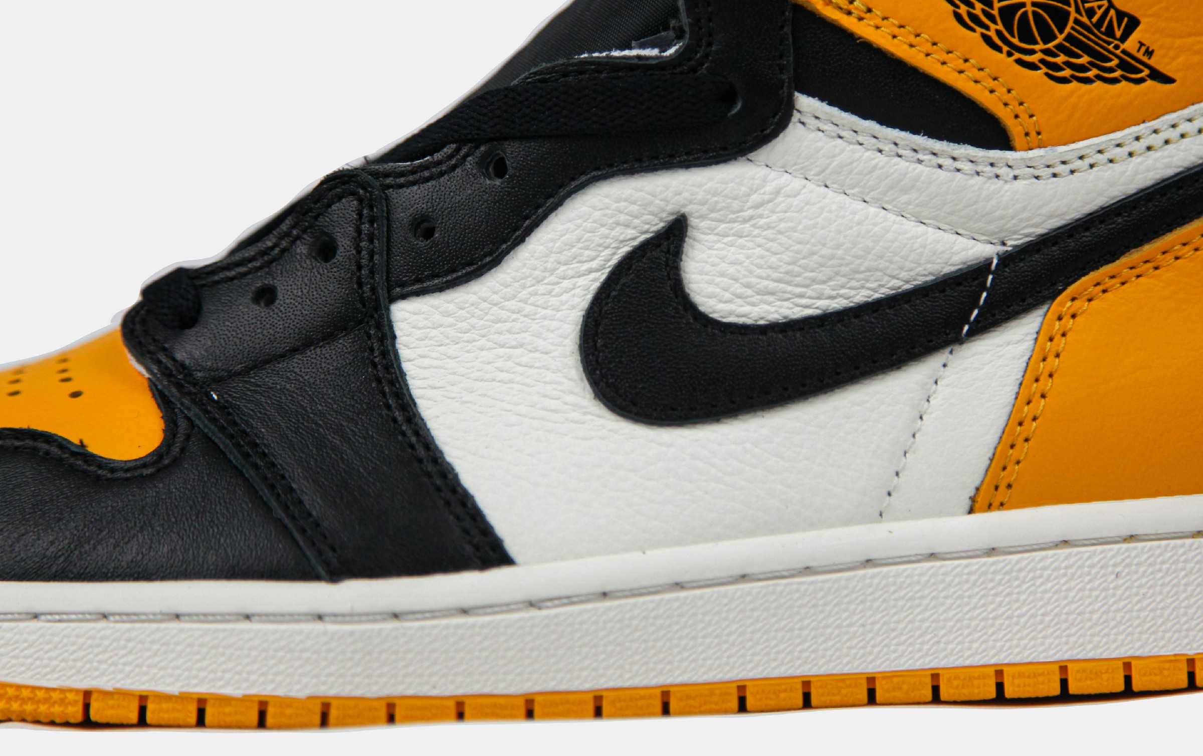 Air Jordan 1 Retro High OG Yellow Toe