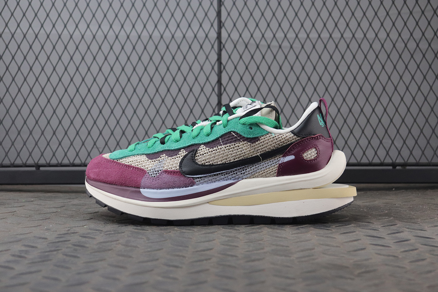 Nike Vaporwaffle sacai Villain Red Neptune Green