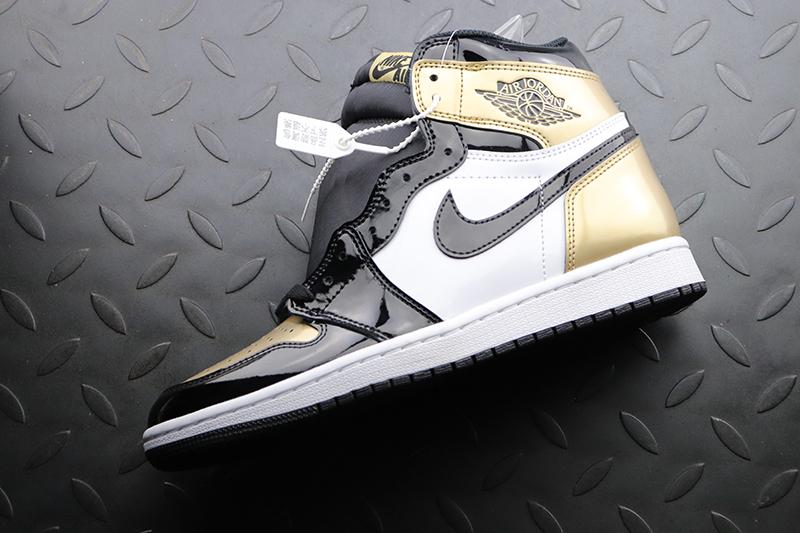 Air Jordan 1 Retro High gold toe