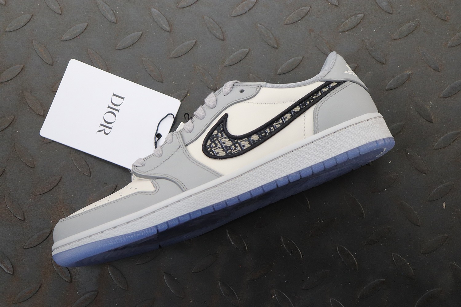 DIOR × AIR JORDAN 1 LOW (Original Box)