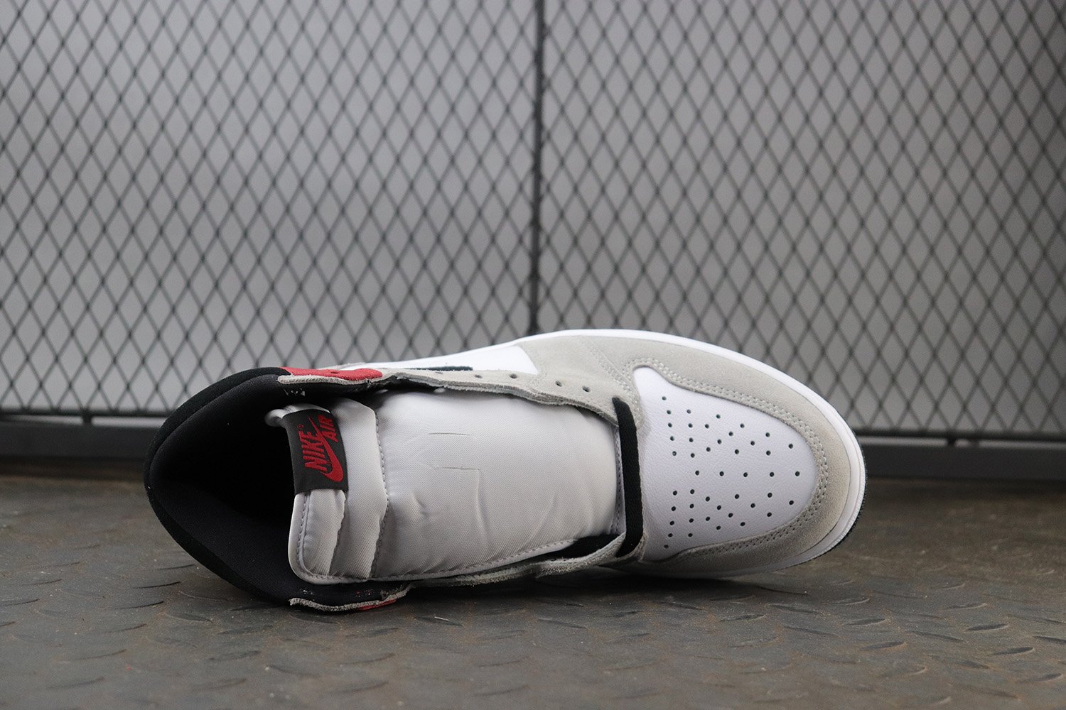 Jordan 1 Retro High Light Smoke Grey