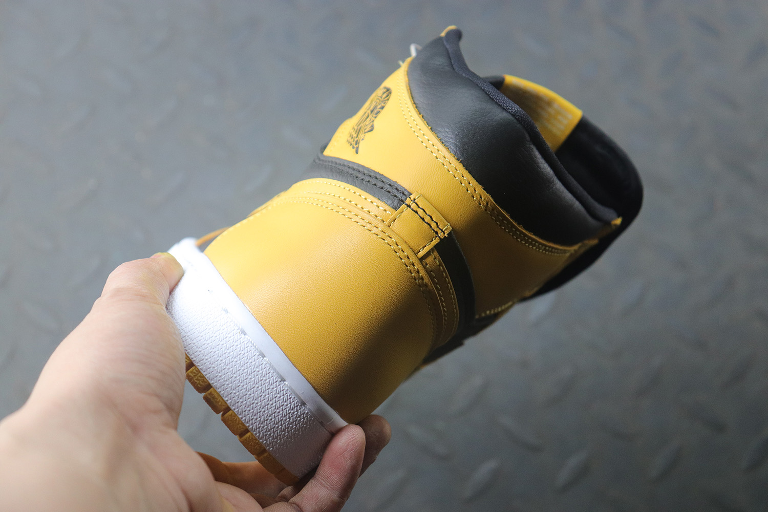 Jordan 1 Retro High OG Pollen