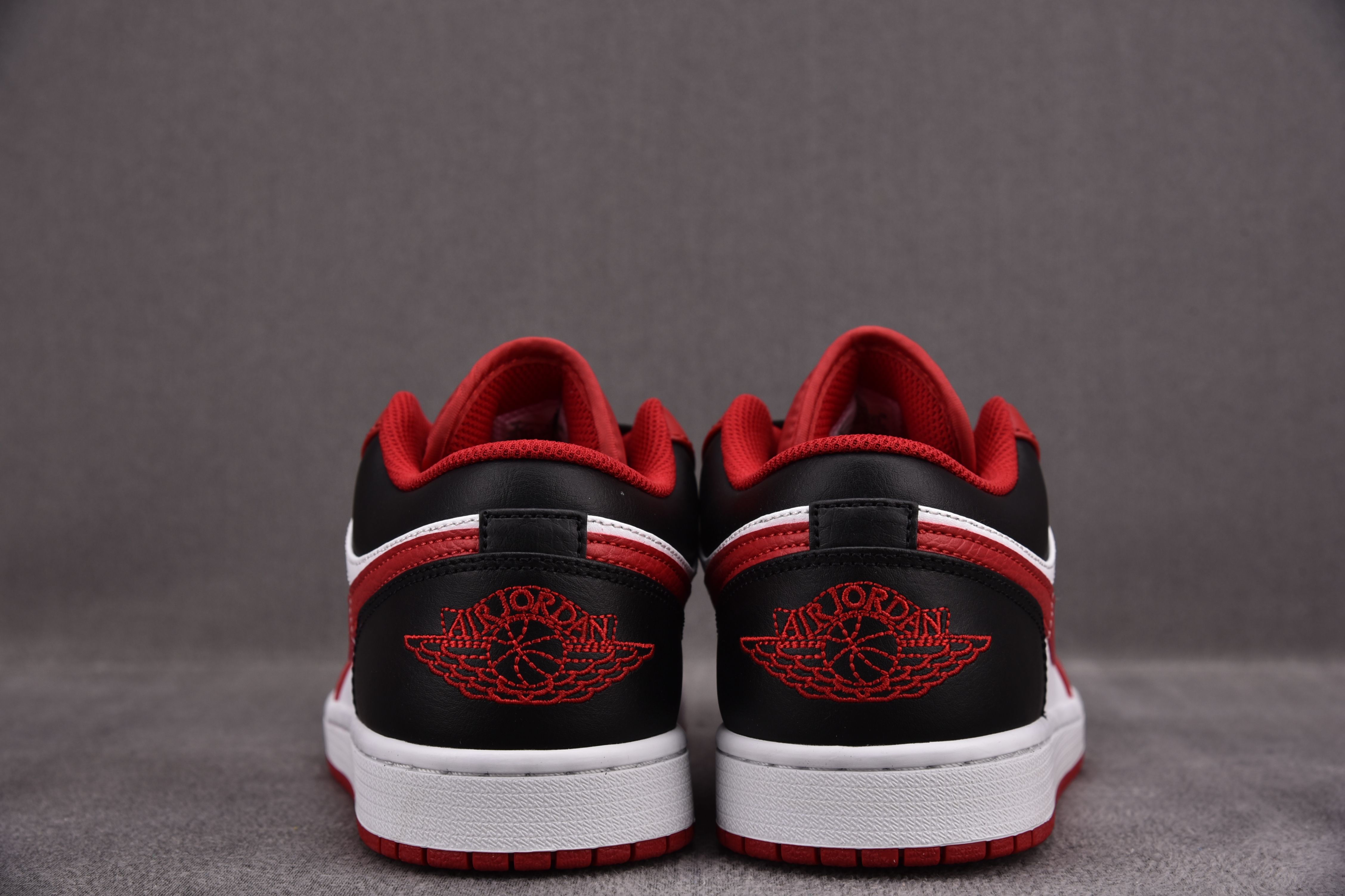 Jordan 1 Low Bulls