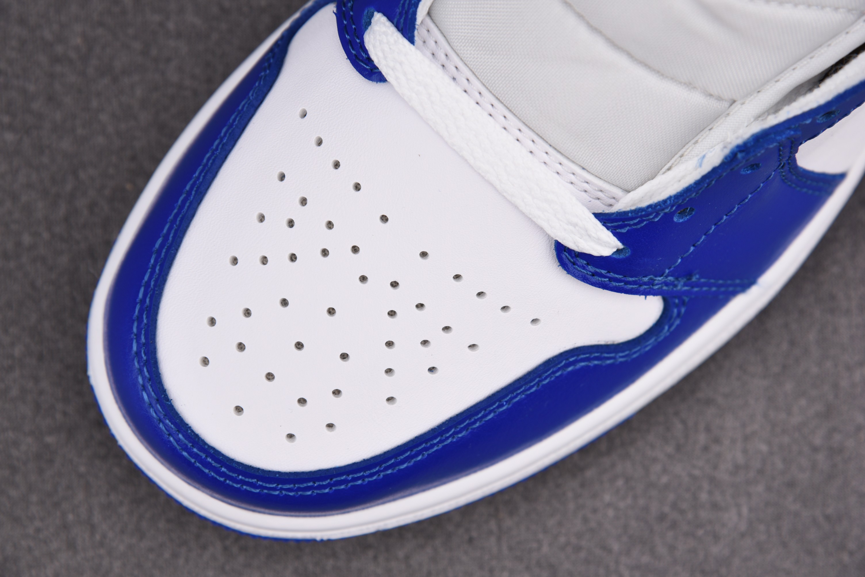 Jordan 1 Mid Kentucky Blue (Women Size!!)