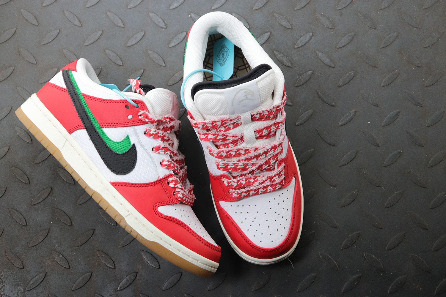 Nike SB Dunk Low Habibi
