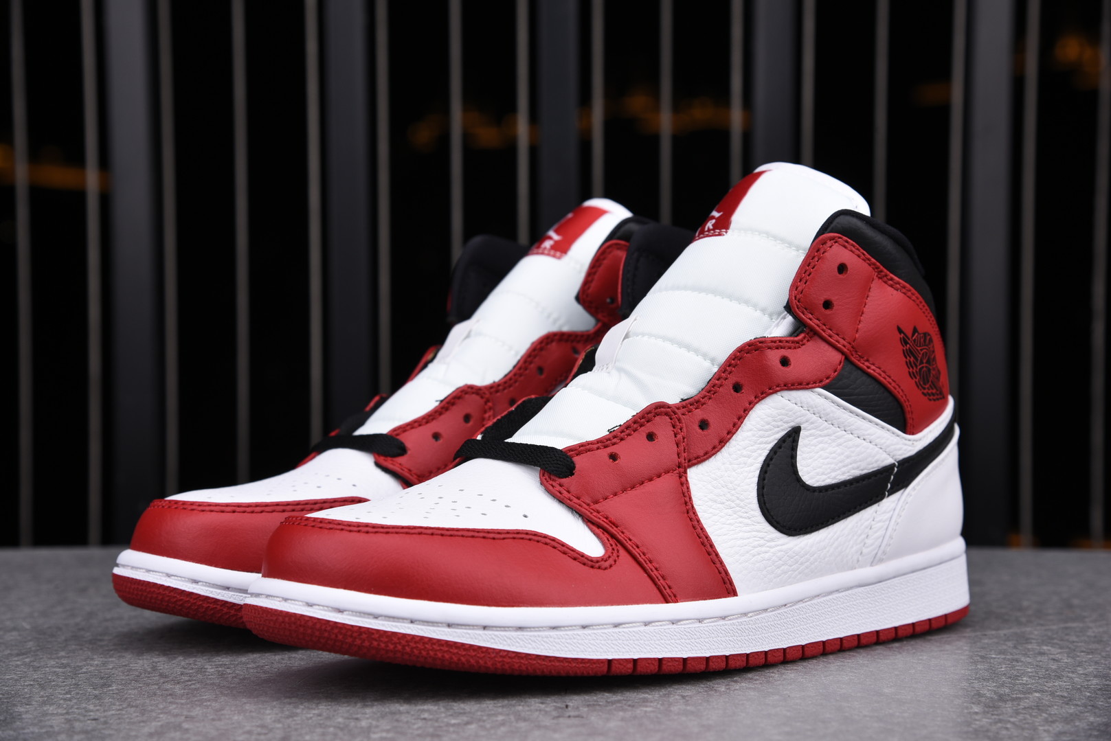 Jordan 1 Mid Chicago (2020)