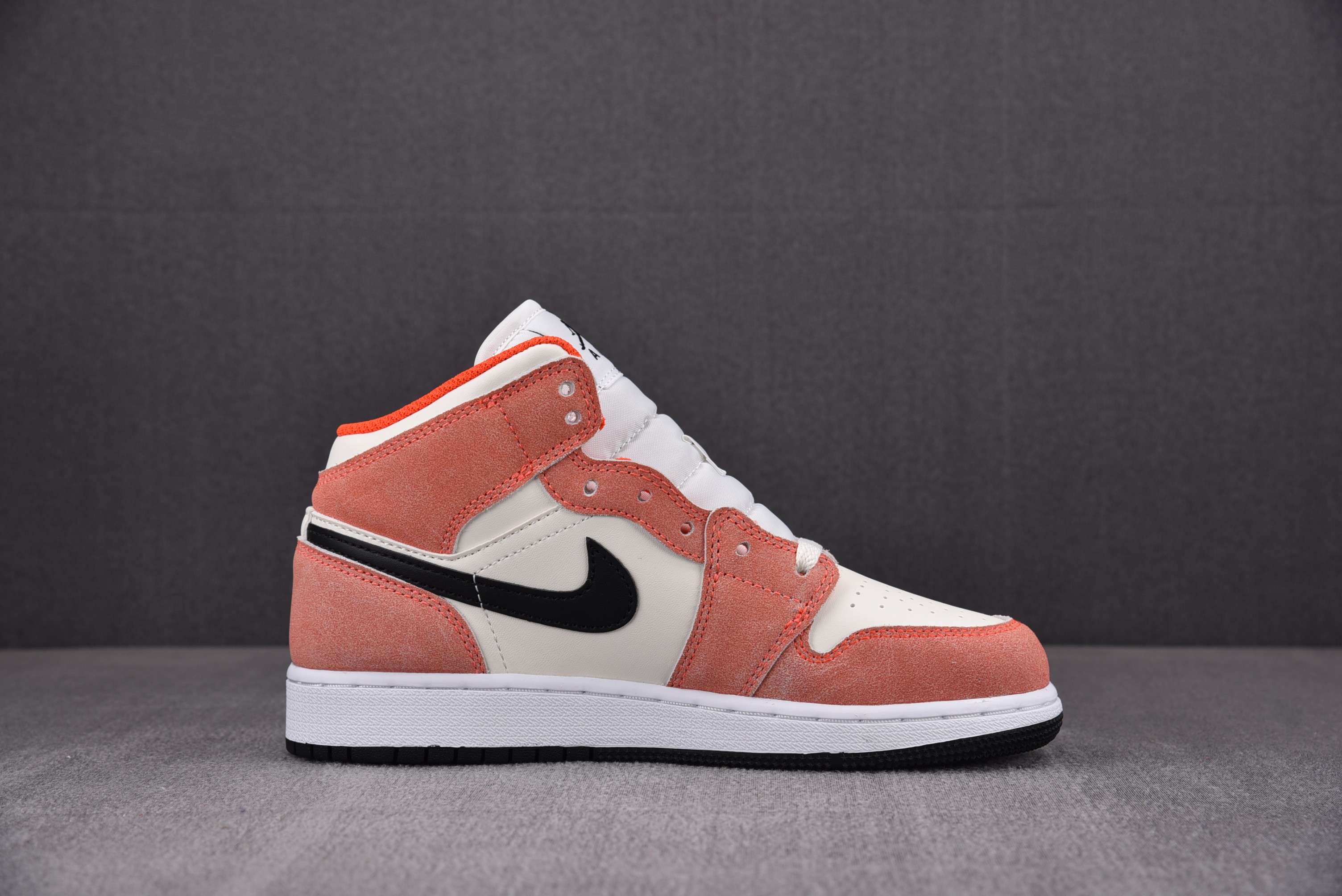 Jordan 1 Mid SE Orange Suede (GS)