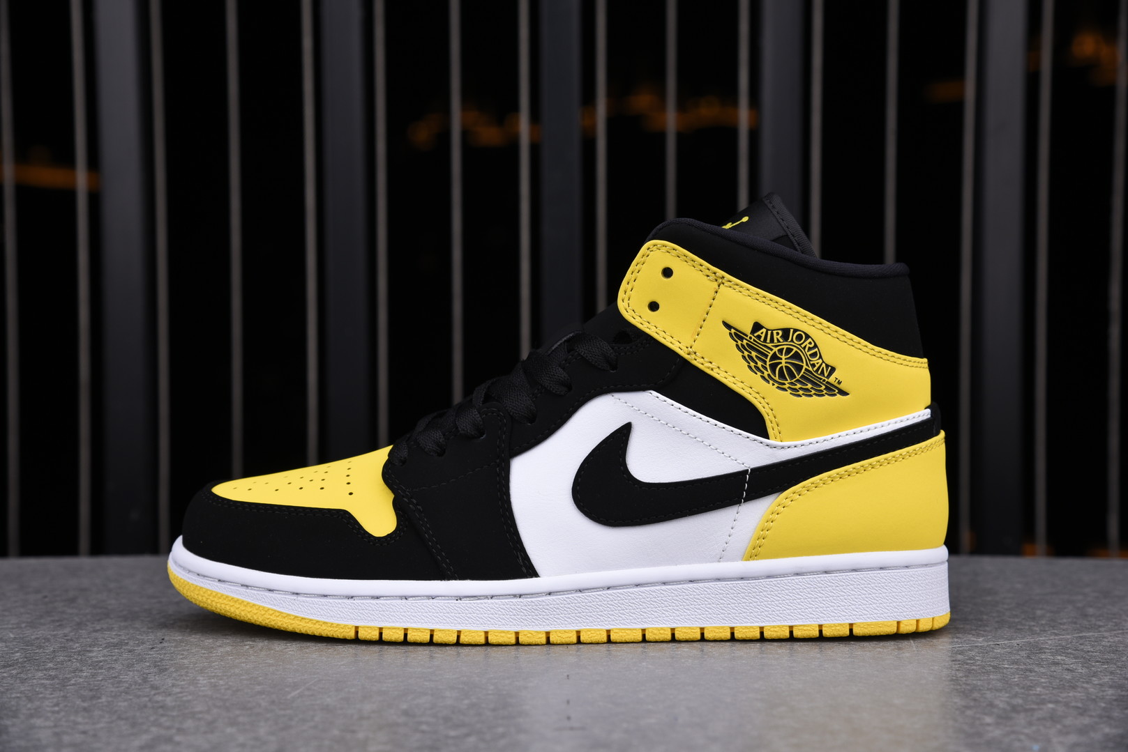Air Jordan 1 Mid SE 'Yellow Toe'