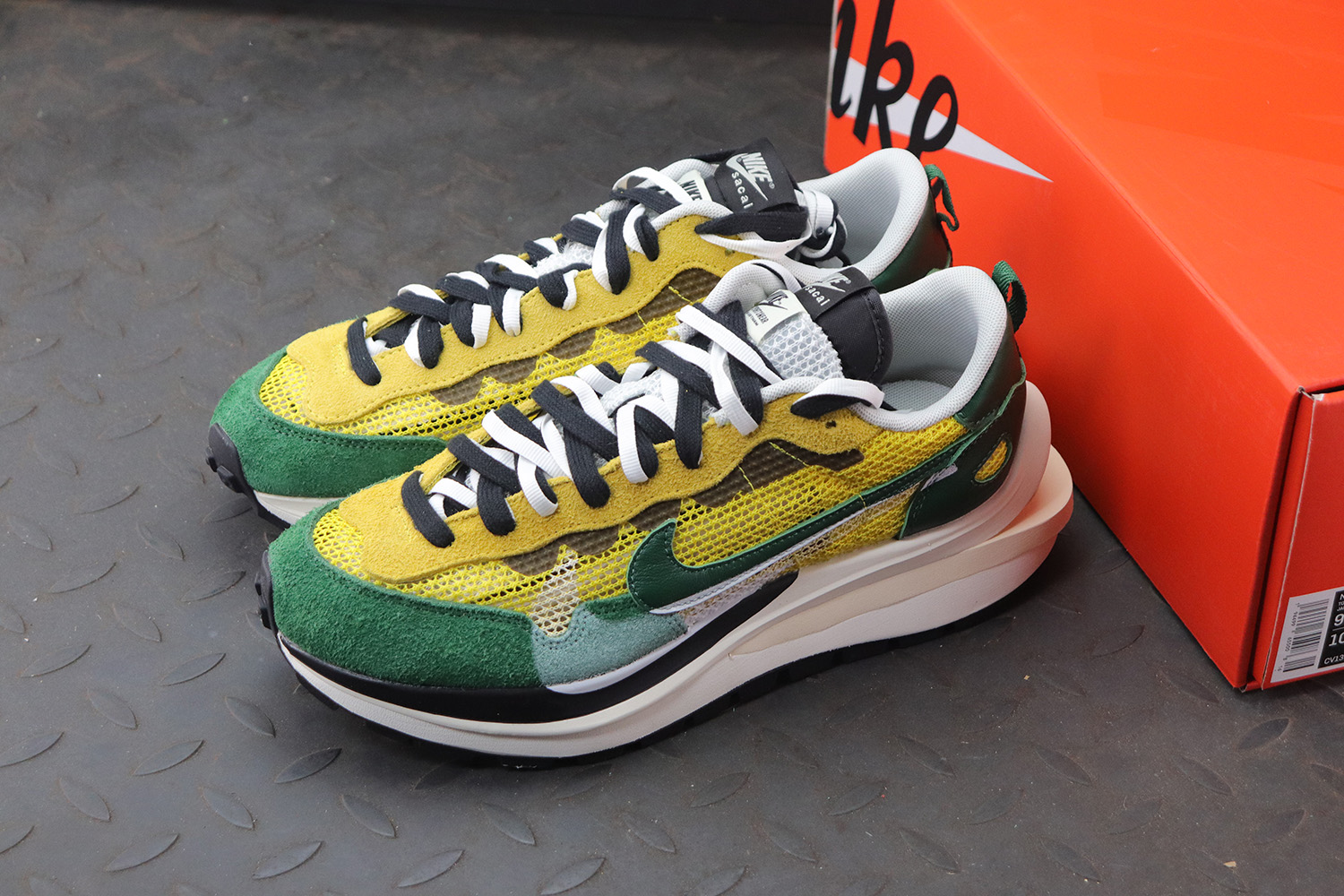 Nike Vaporwaffle sacai Tour Yellow Stadium Green