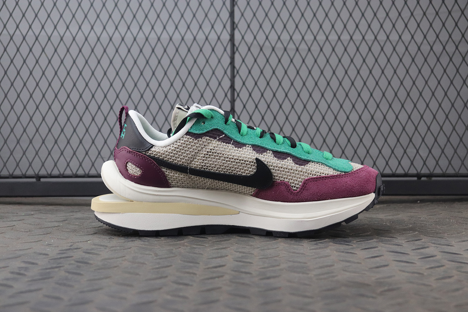 Nike Vaporwaffle sacai Villain Red Neptune Green