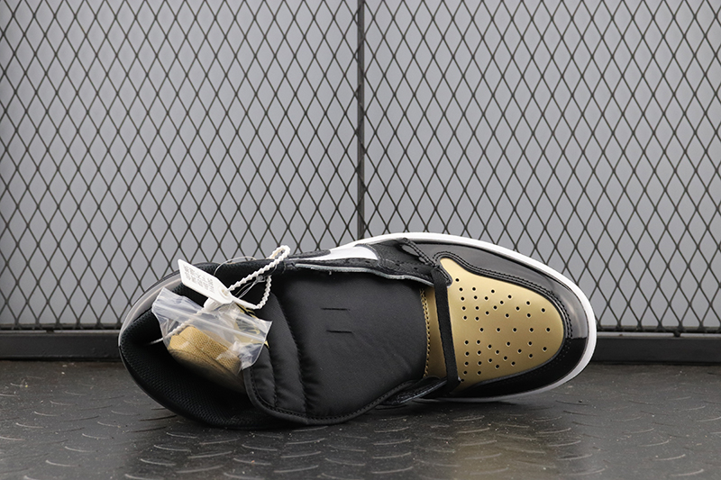 Air Jordan 1 Retro High gold toe