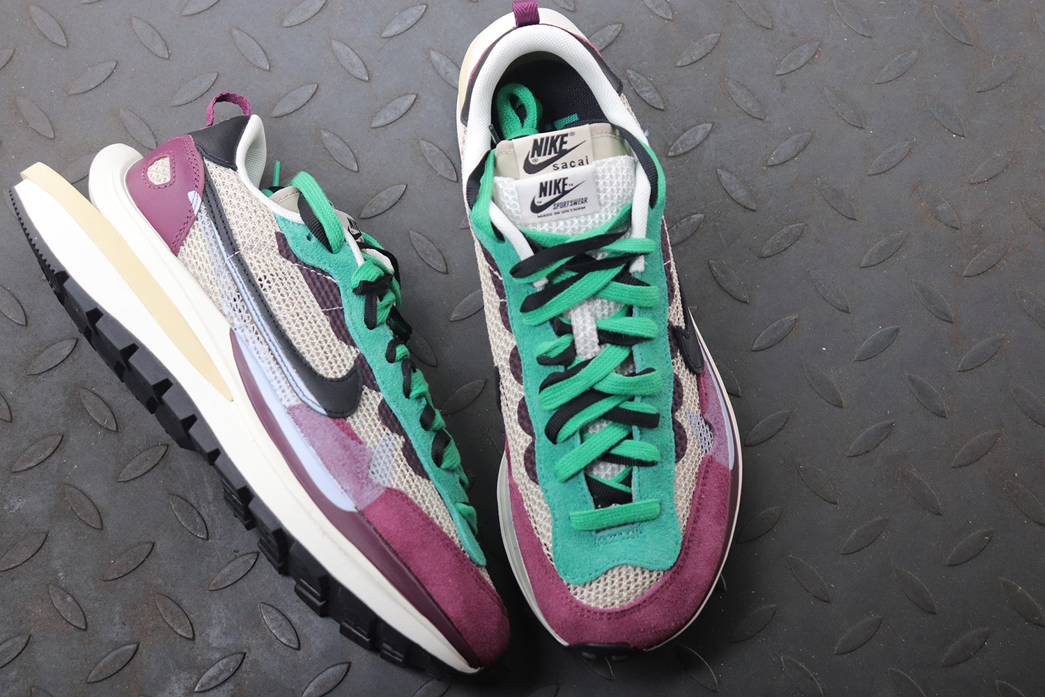 Nike Vaporwaffle sacai Villain Red Neptune Green