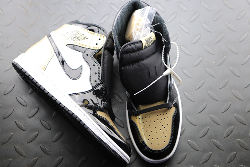 Air Jordan 1 Retro High gold toe