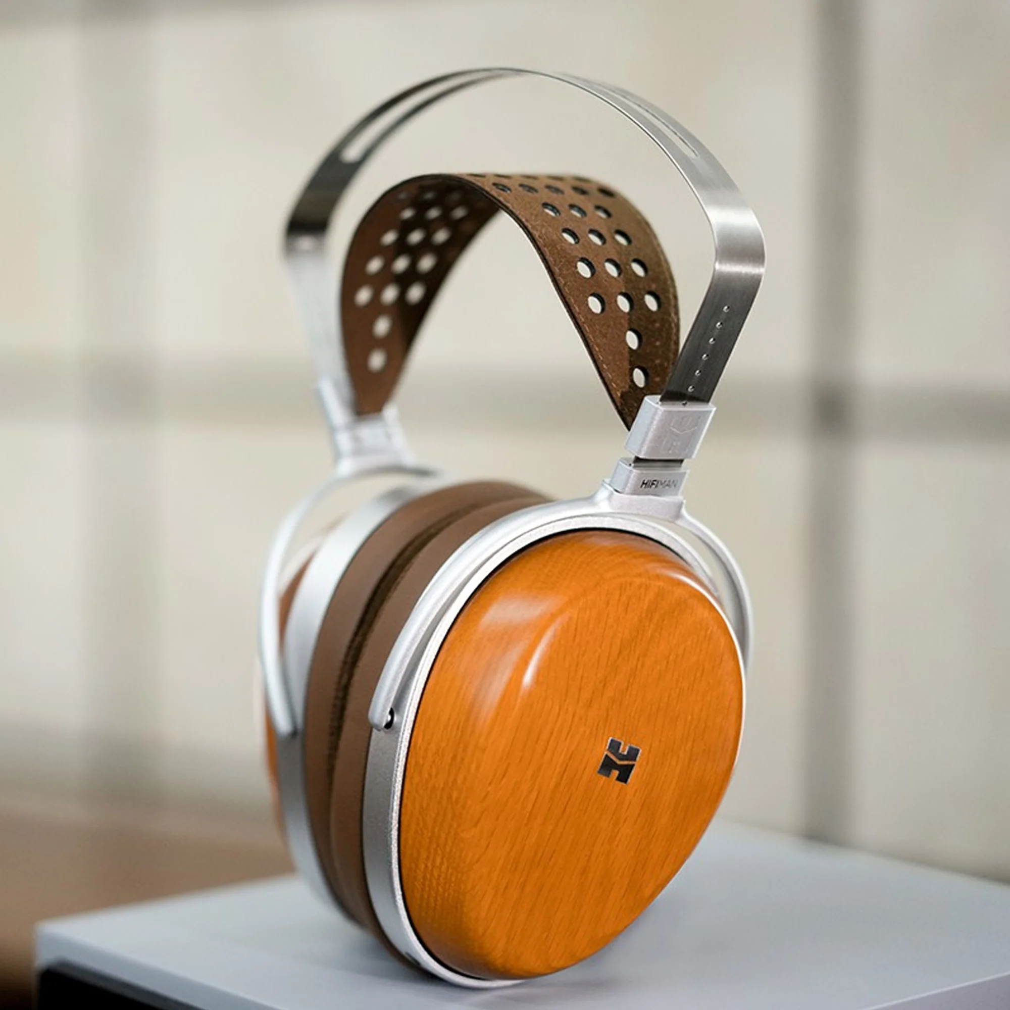 HiFiMAN Audivina Closed Back Planar Magnetic Headphones - GreshamTech