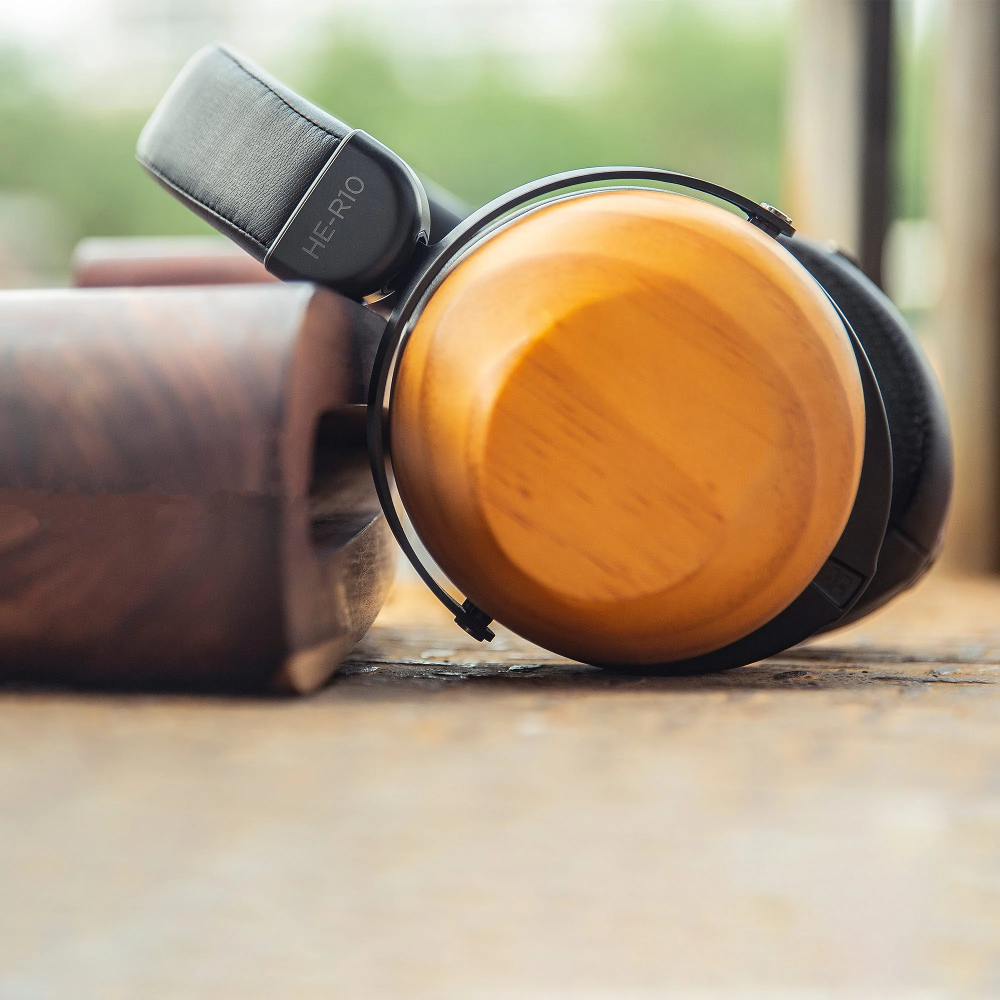 HIFIMAN HE-R10D Closed-Back Headphones - GreshamTech