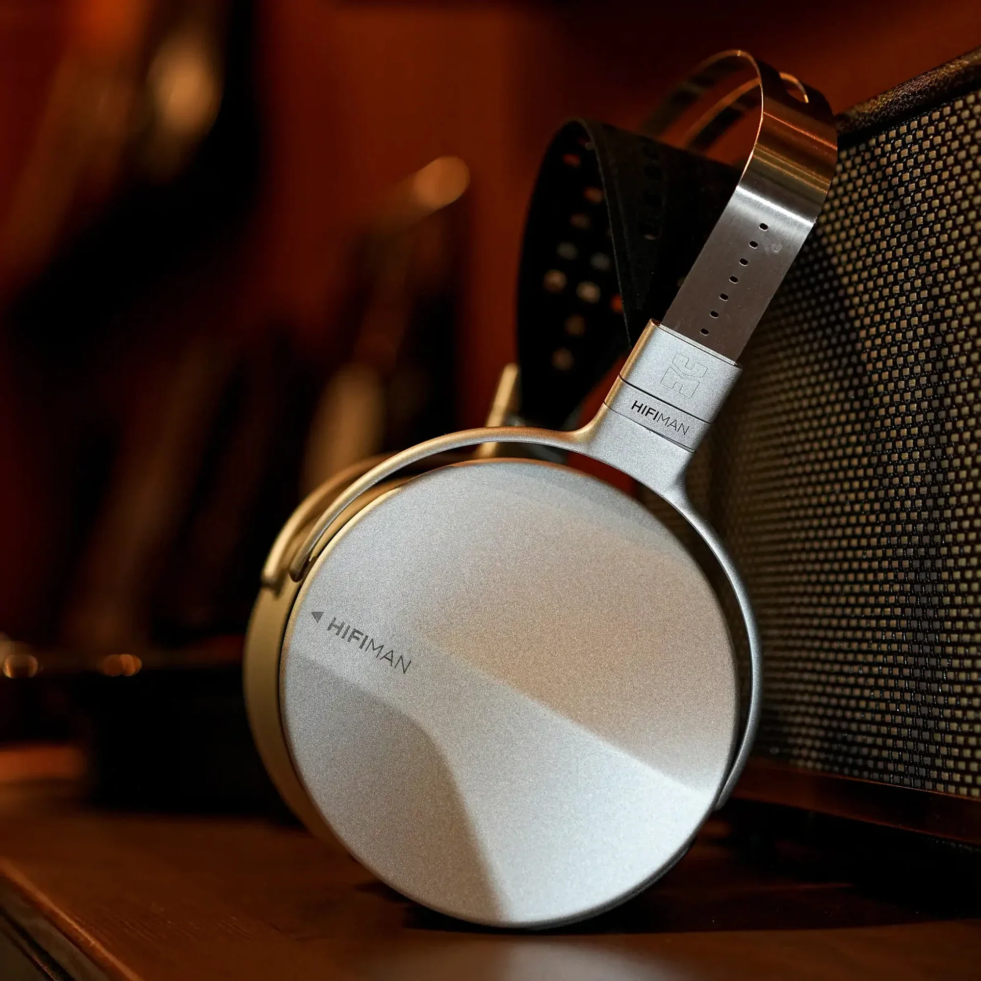 HiFiMAN ISVARNA Closed Back Hybrid Headphones - GreshamTech