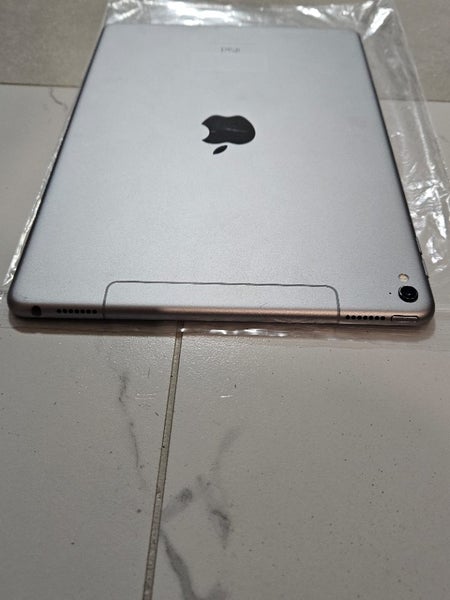 iPad Pro 9.7 128GB (A1674/ 2016 9.7inch) software bypassed 0661 - GreshamTech