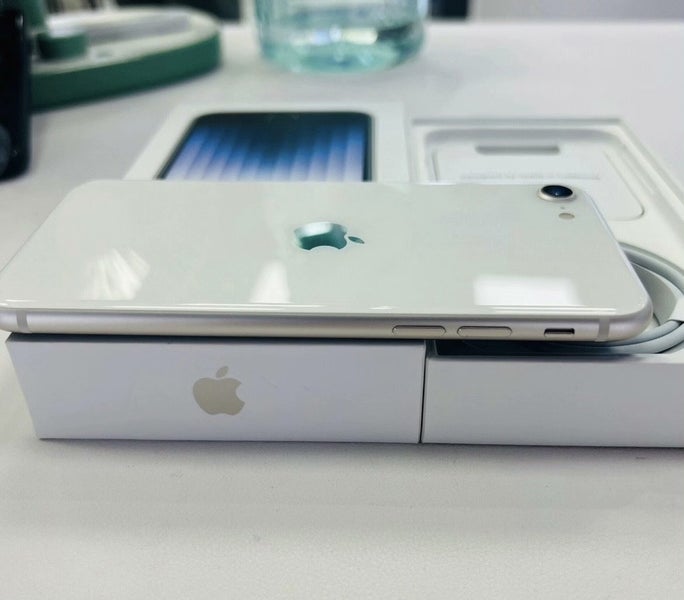 iPhone SE3 64GB Single Sim unlocked Good condition - GreshamTech