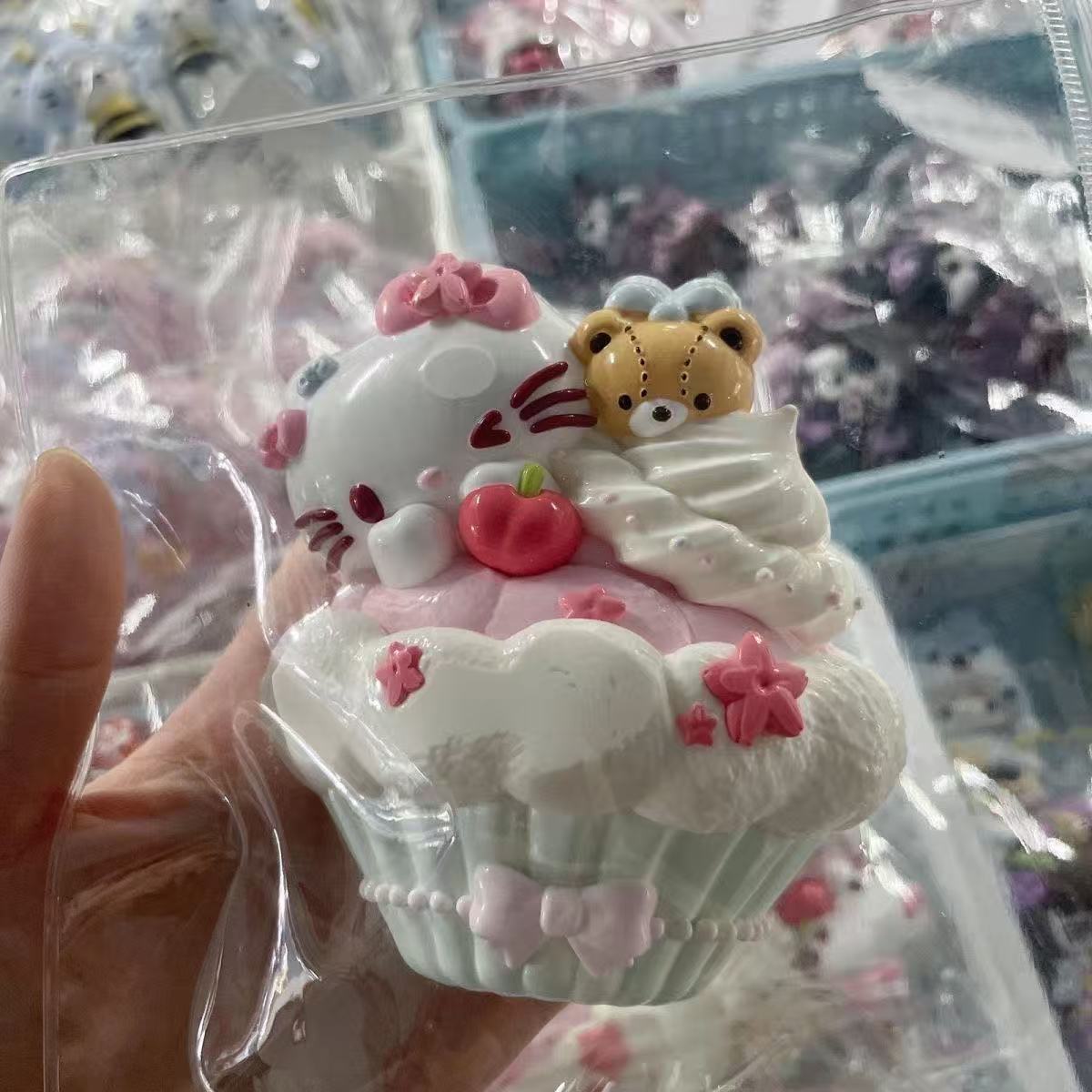 Hello Kitty  CUPCAKE Taba Squishy