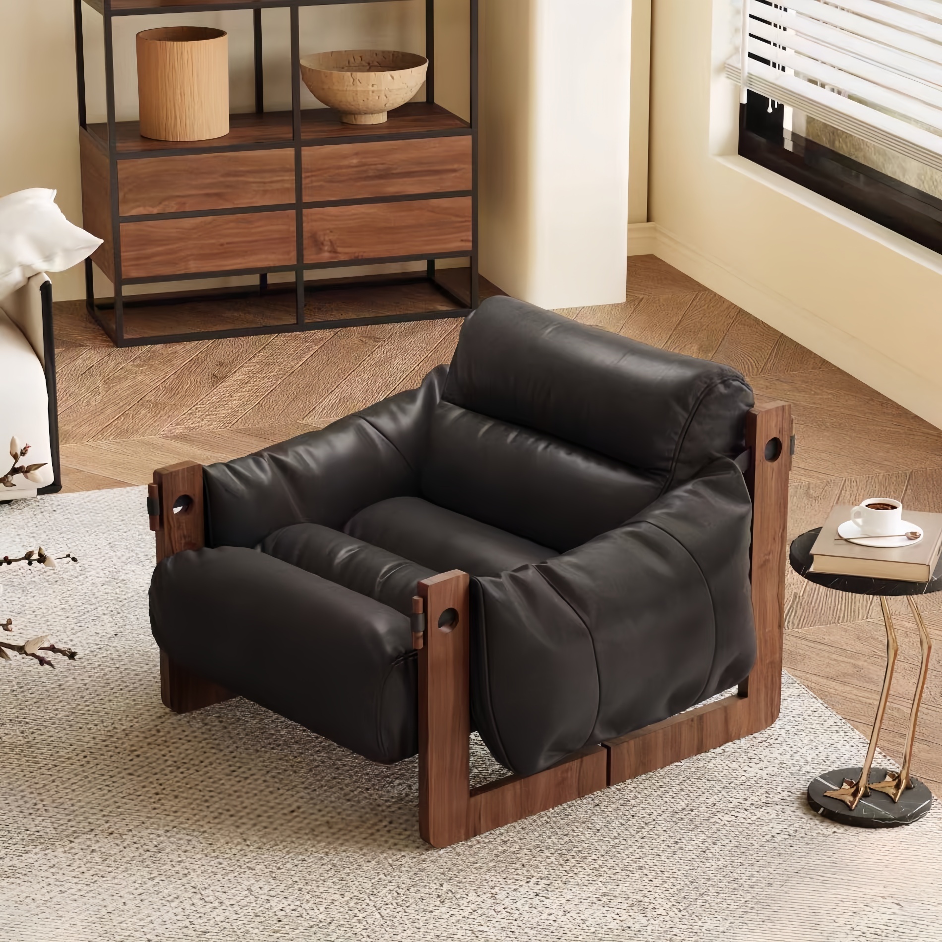 Fauteuil design avec structure en bois massif et coussins rembourrés