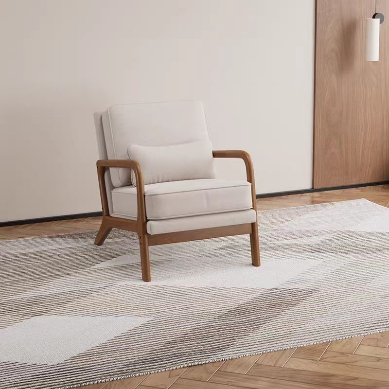 Fauteuil moderne avec accoudoirs en bois et coussins rembourrés