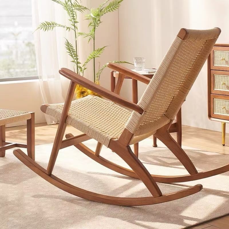 Fauteuil à bascule en bois avec assise tressée et dossier ergonomique