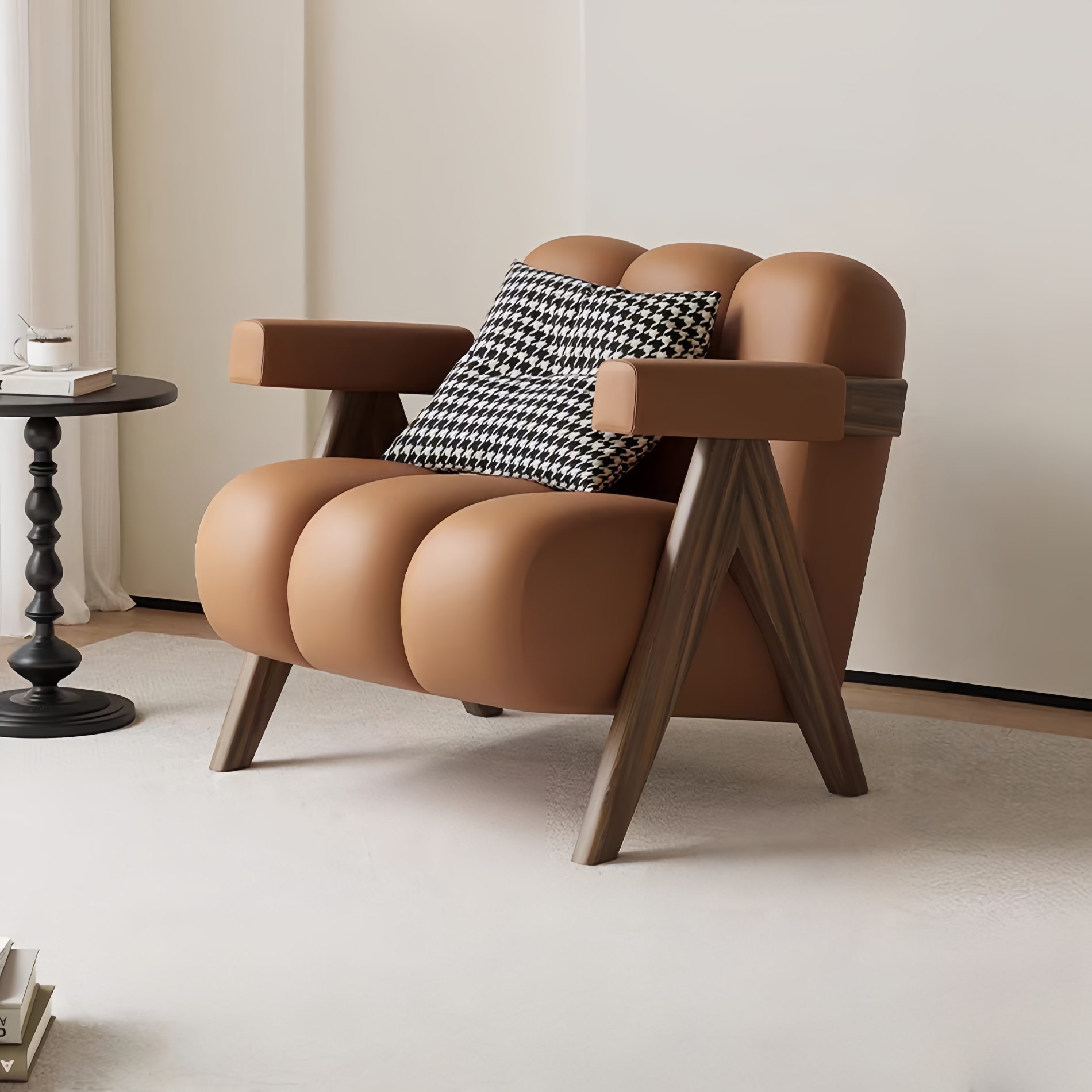Fauteuil design moderne avec structure en bois et coussin décoratif