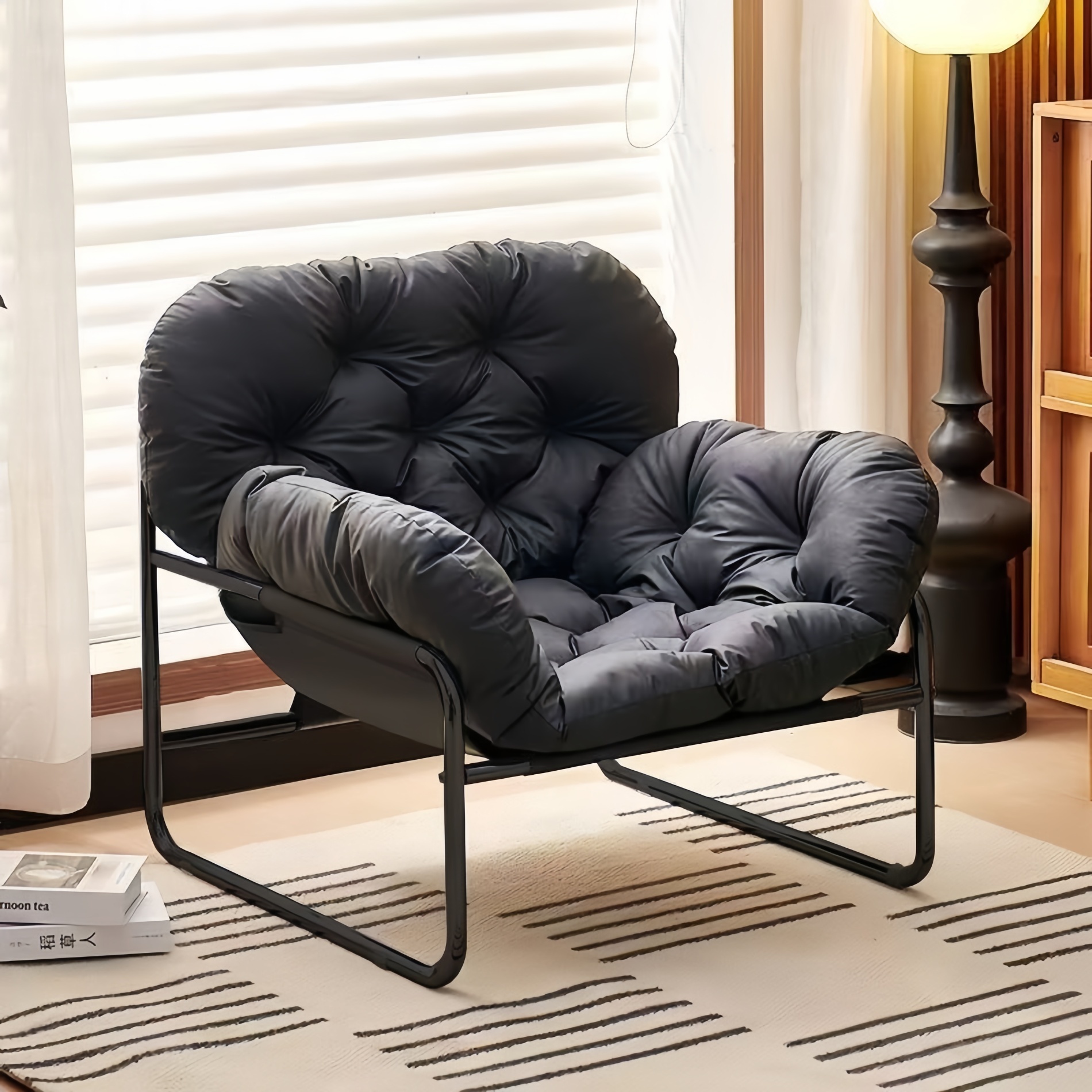 Fauteuil design moderne avec structure métallique et coussins rembourrés