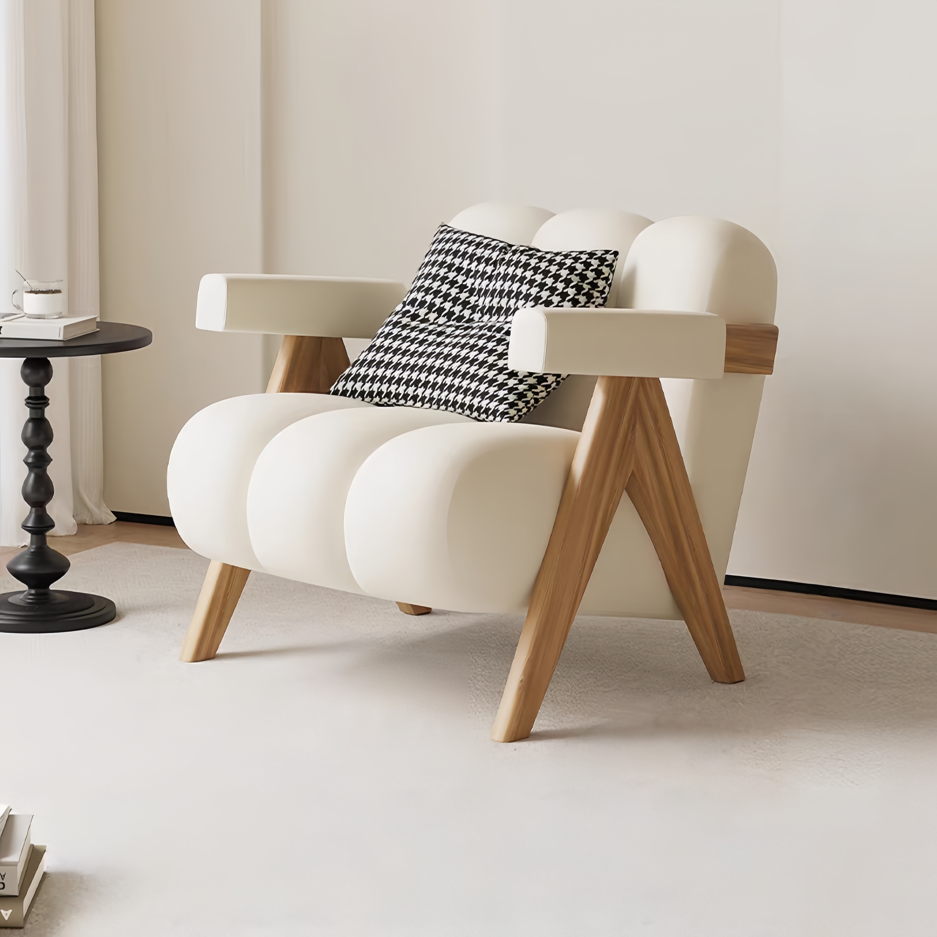 Fauteuil design moderne avec structure en bois et coussin décoratif