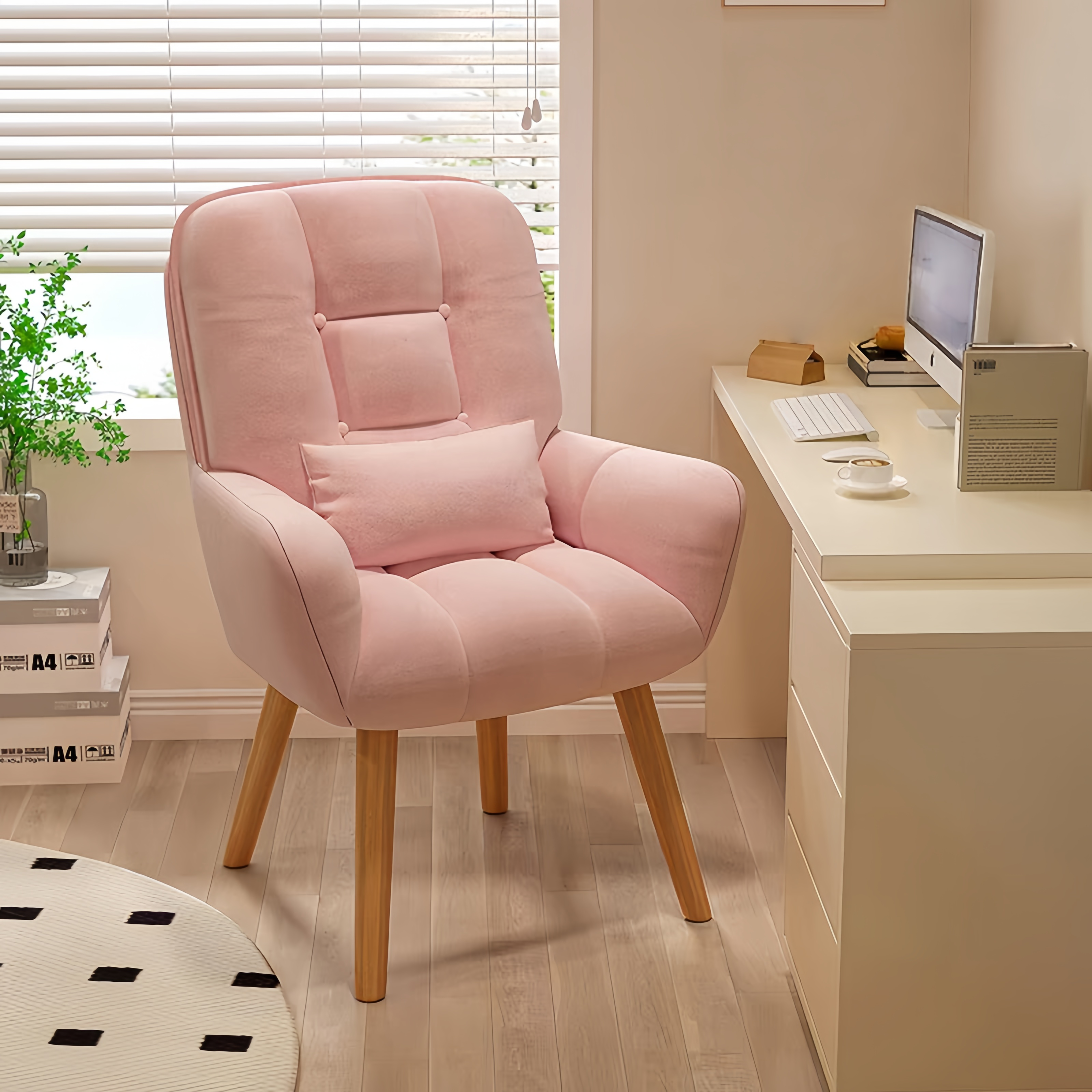 Fauteuil rembourré avec accoudoirs et pieds en bois