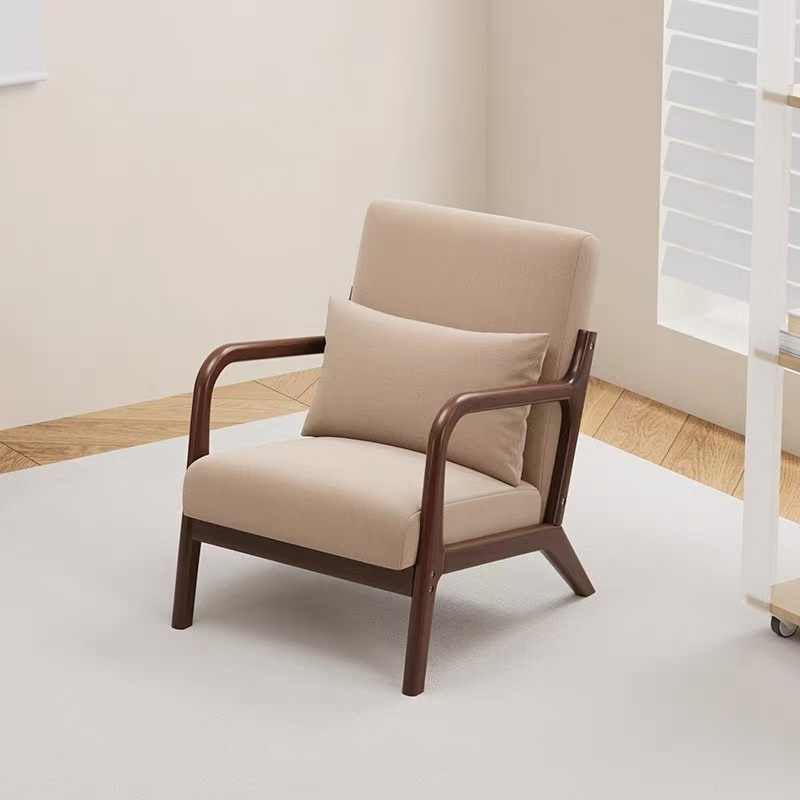 Fauteuil moderne avec accoudoirs en bois et coussin confortable
