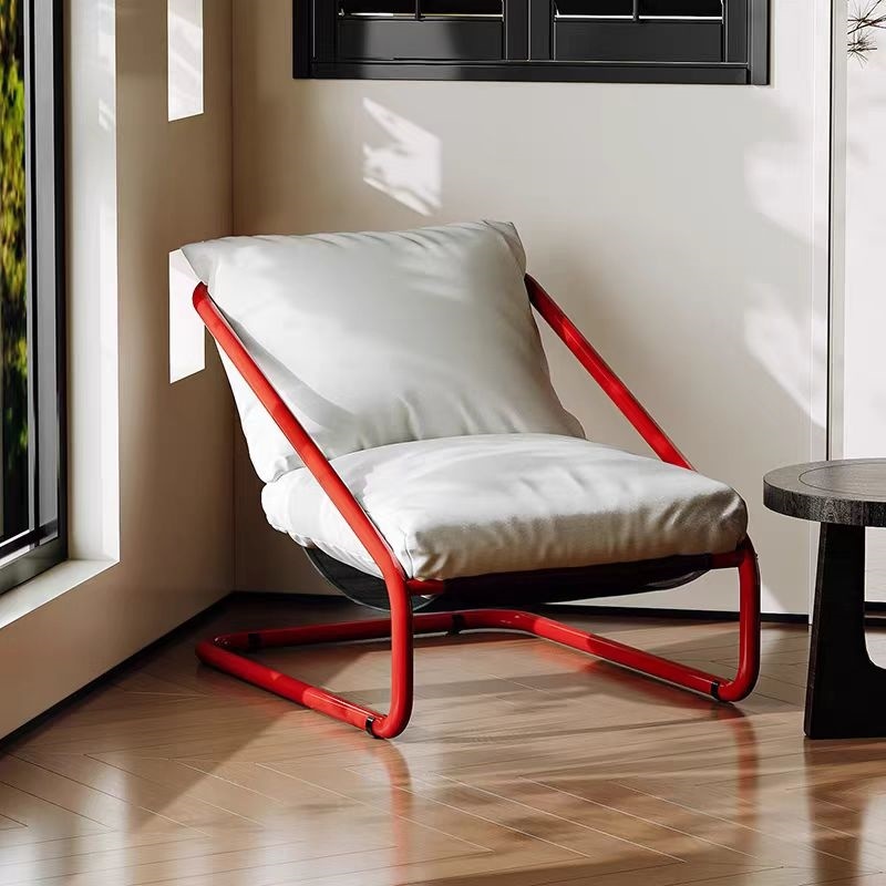 Fauteuil design moderne avec structure en métal et coussins rembourrés