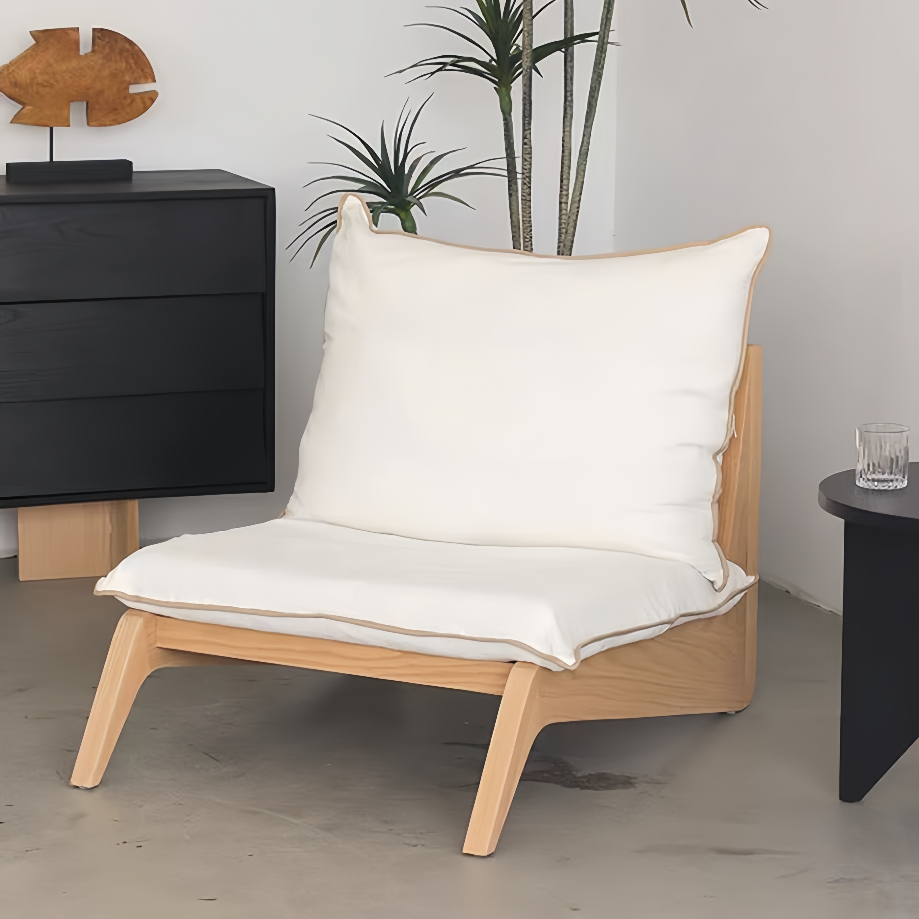 Fauteuil bas contemporain en bois et coussins rembourrés