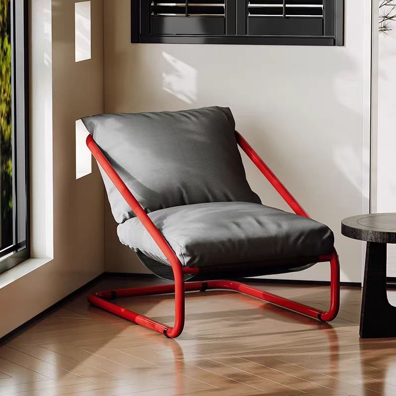 Fauteuil design moderne avec structure en métal et coussins rembourrés