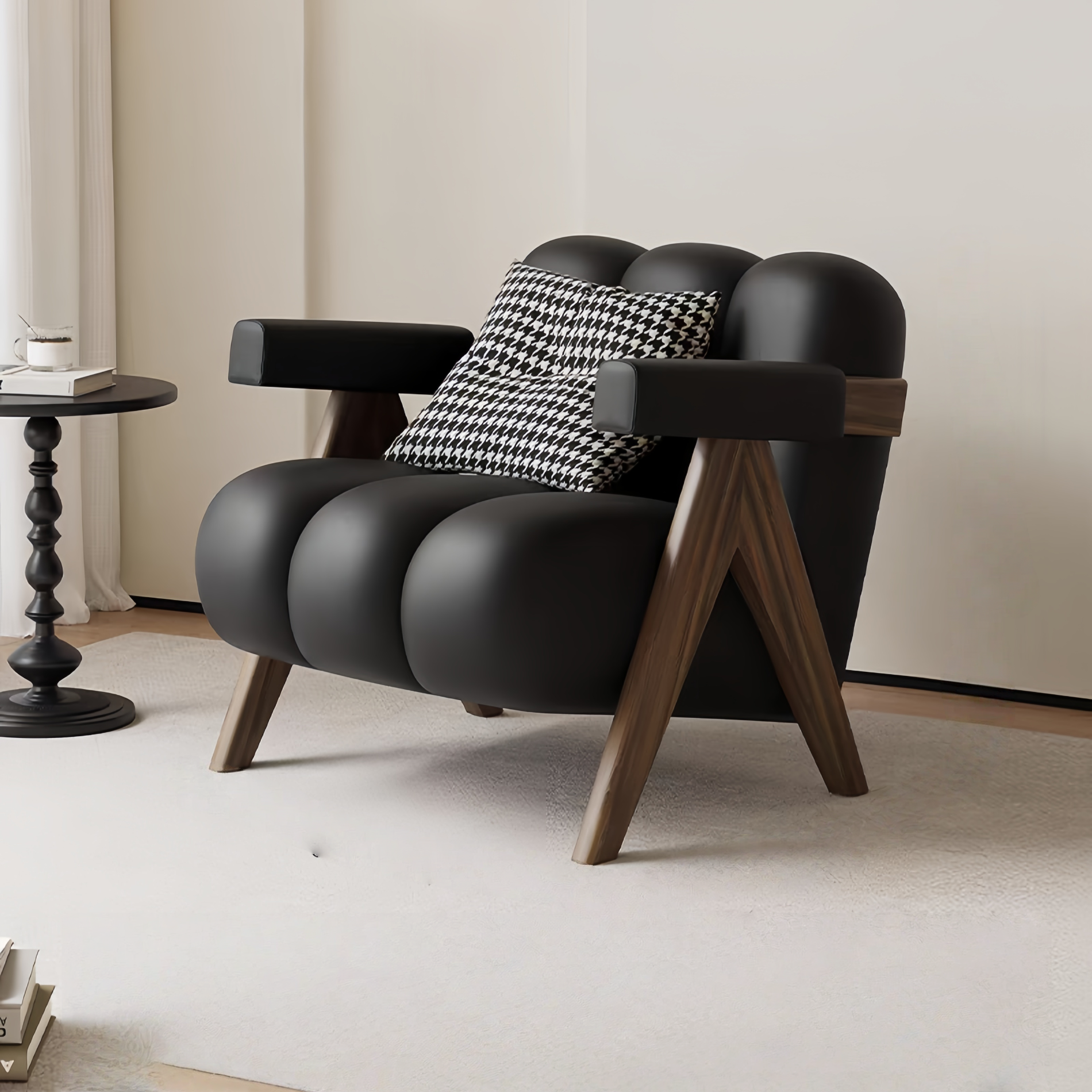 Fauteuil design moderne avec structure en bois et coussin décoratif