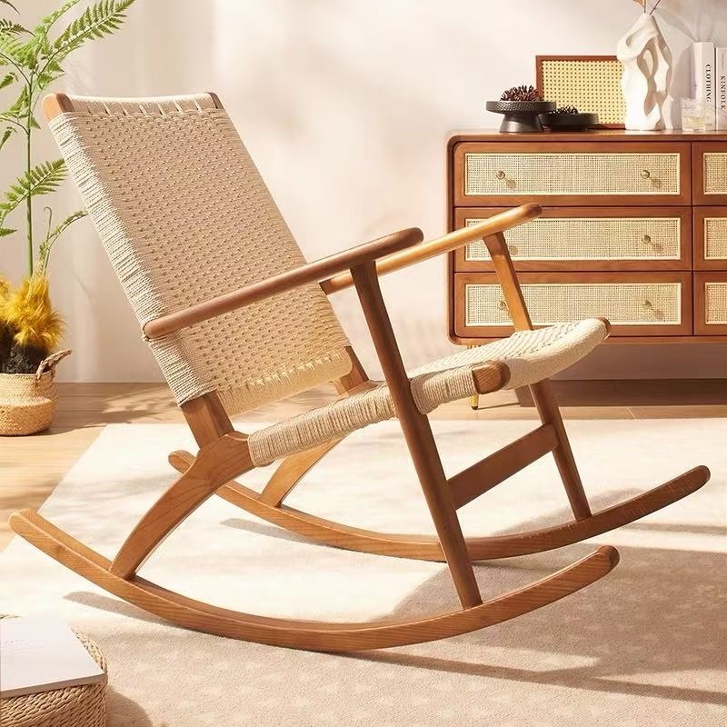 Fauteuil à bascule en bois avec assise tressée et dossier ergonomique