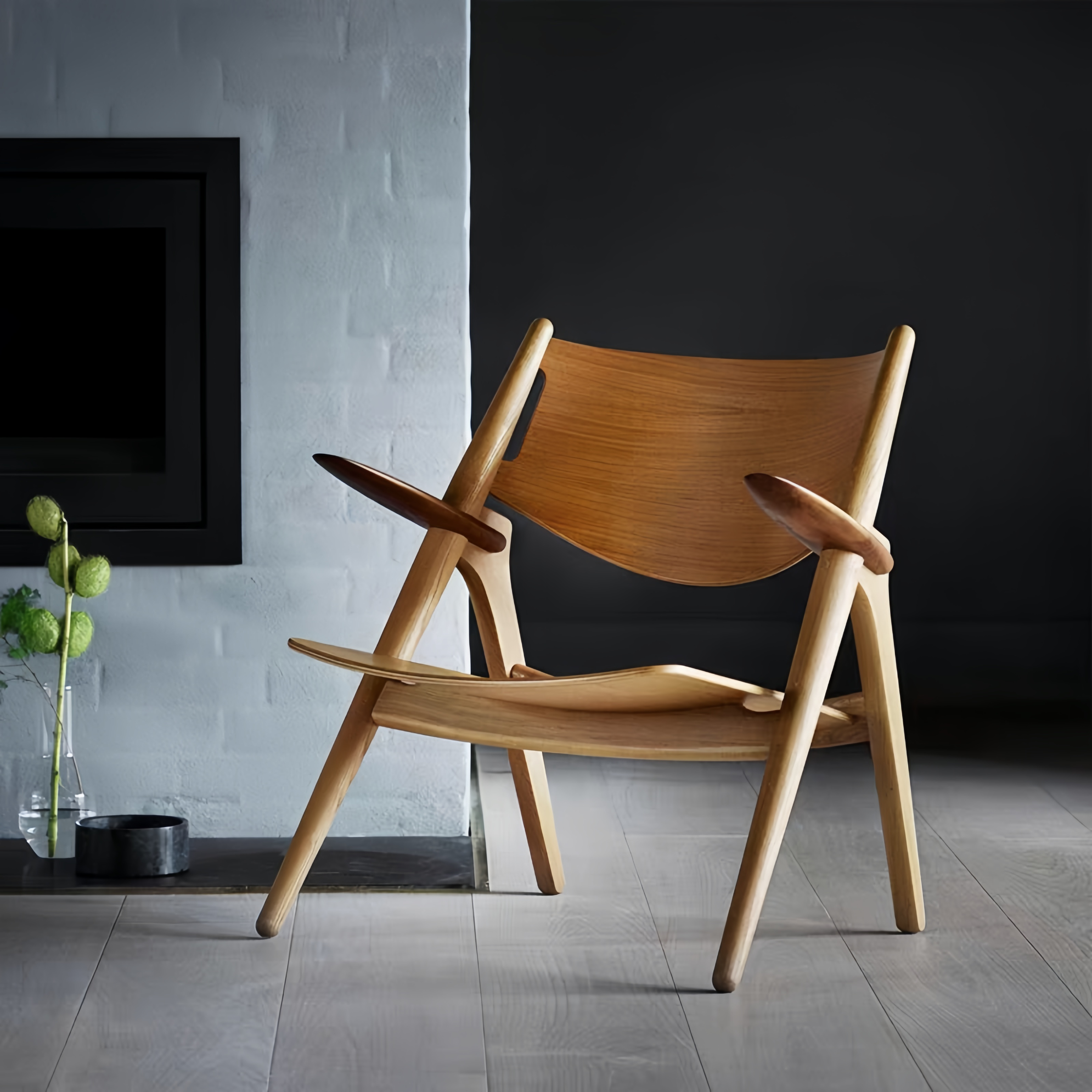Chaise design en bois massif avec assise ergonomique