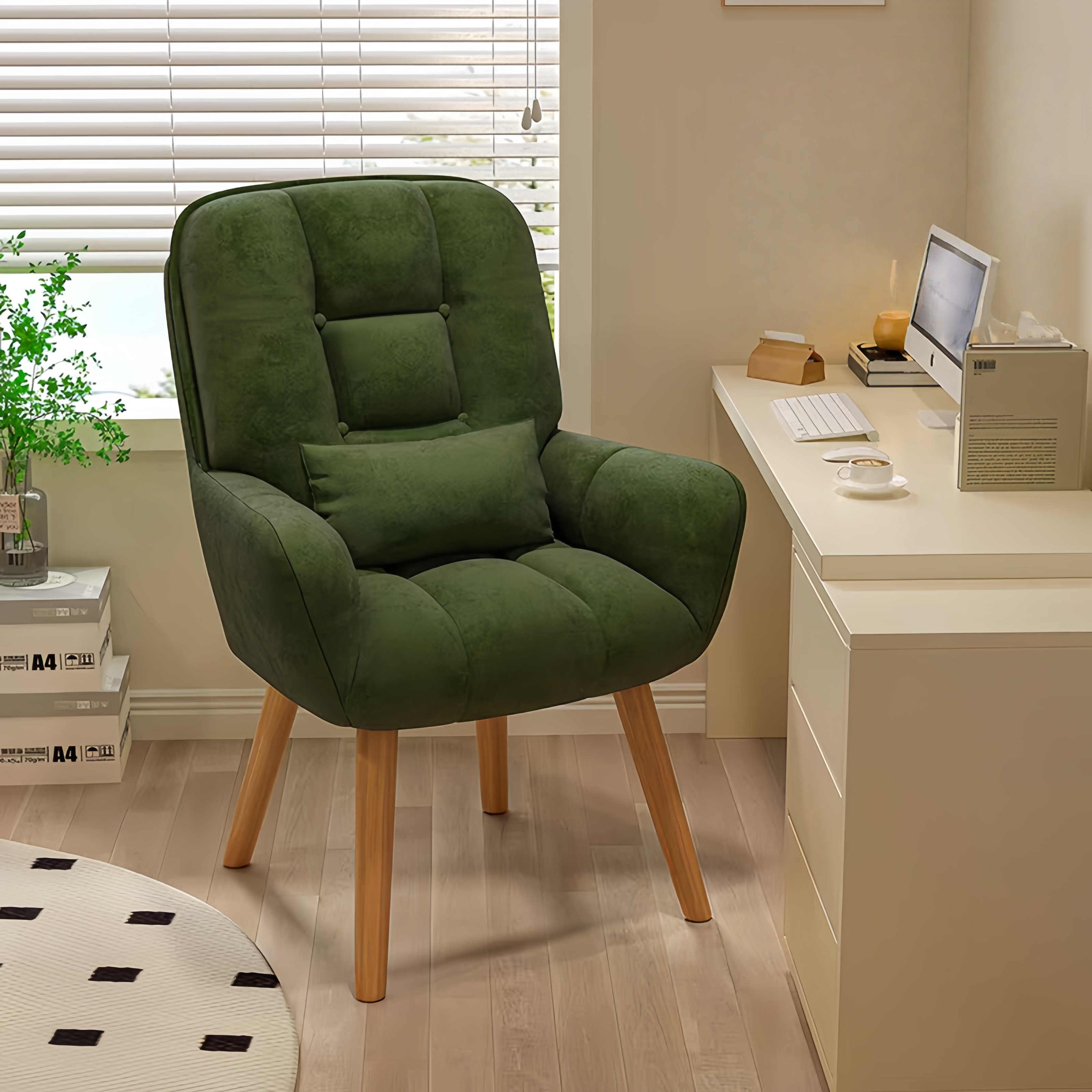 Fauteuil rembourré avec accoudoirs et pieds en bois