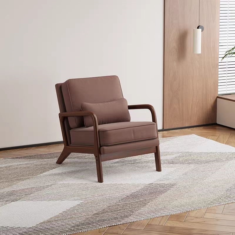 Fauteuil moderne avec accoudoirs en bois et coussins rembourrés