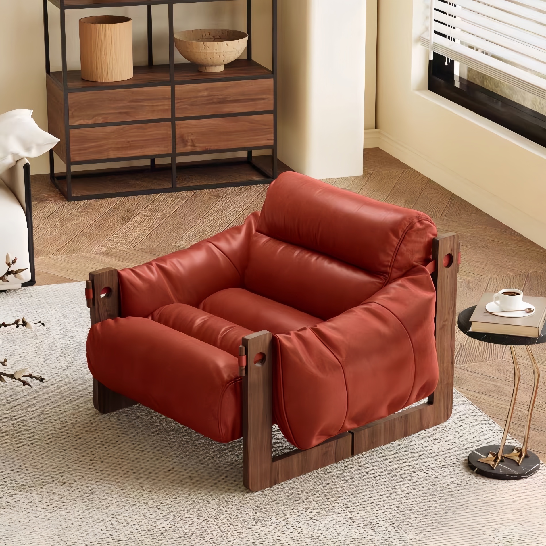 Fauteuil design avec structure en bois massif et coussins rembourrés