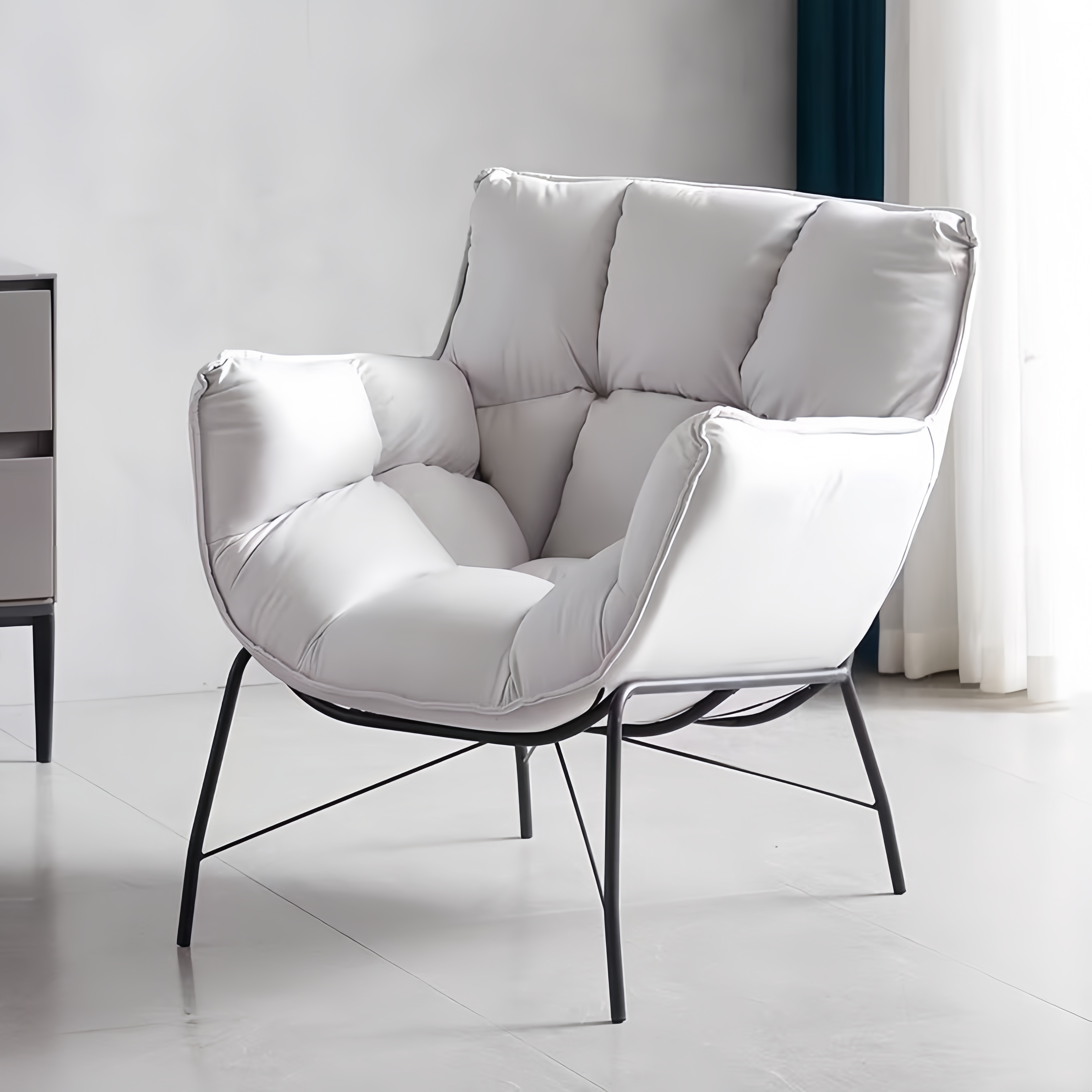 Fauteuil moderne rembourré avec structure métallique