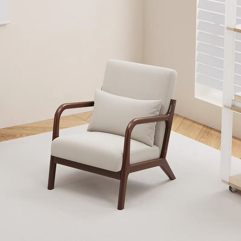Fauteuil moderne avec accoudoirs en bois et coussin confortable