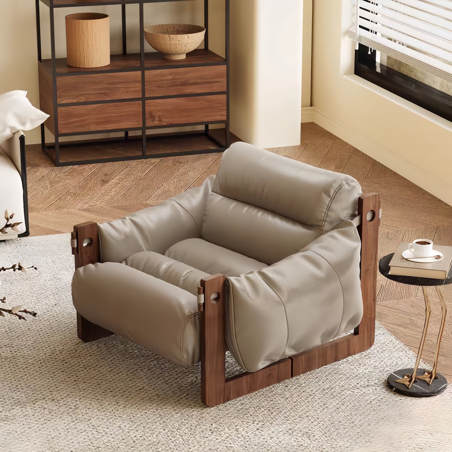 Fauteuil design avec structure en bois massif et coussins rembourrés