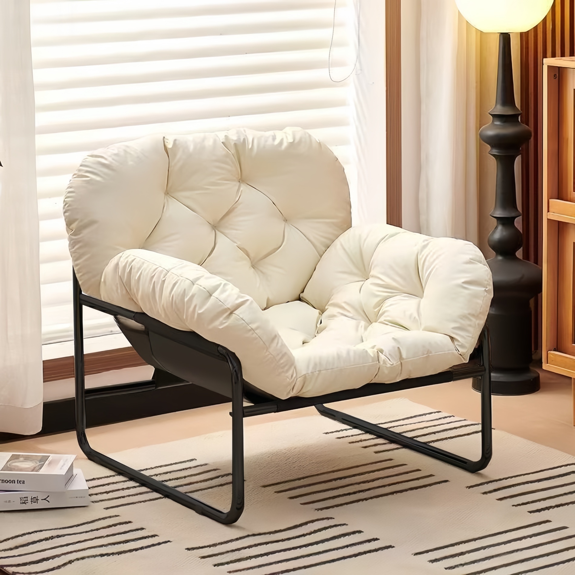 Fauteuil design moderne avec structure métallique et coussins rembourrés