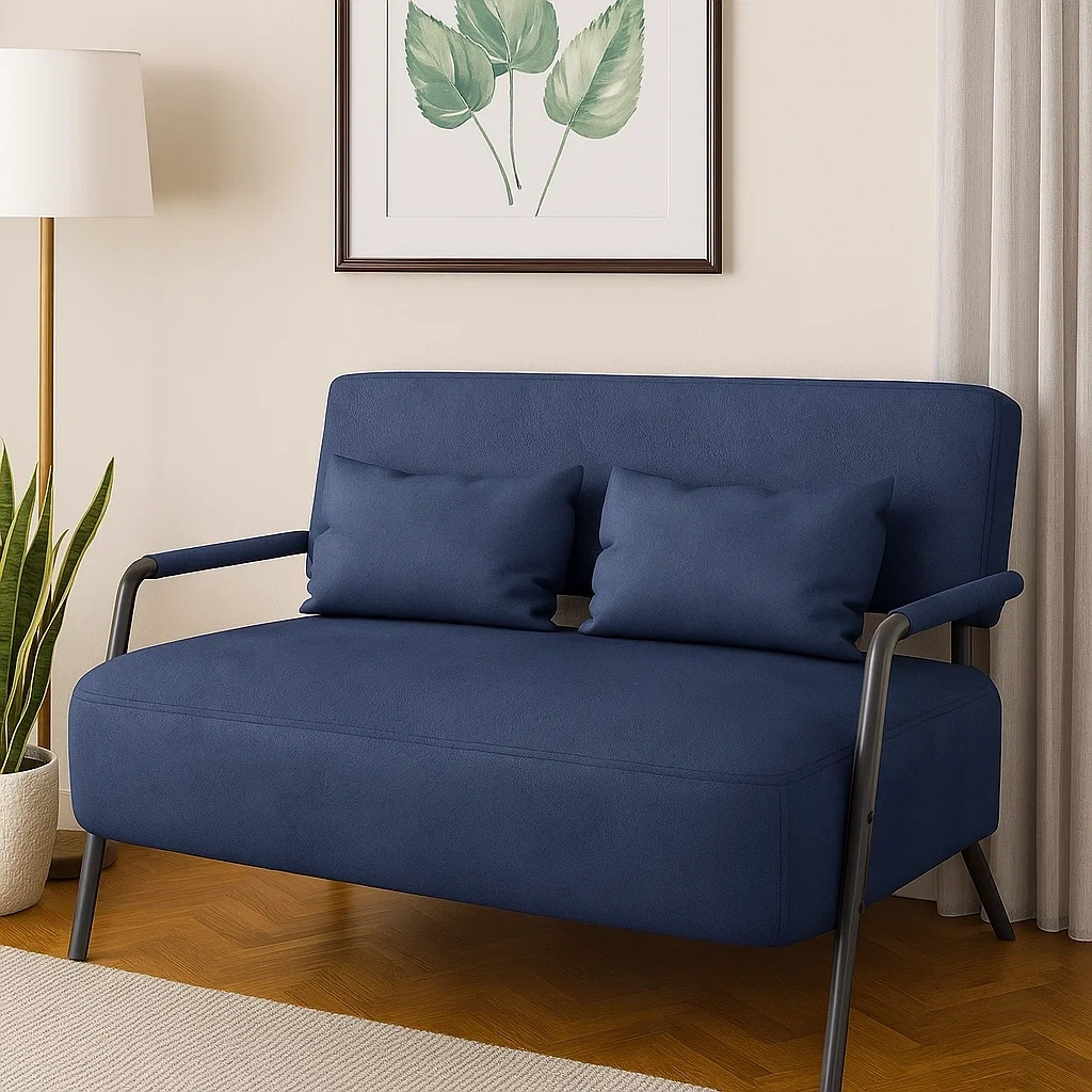 Canapé deux places moderne avec accoudoirs et coussins