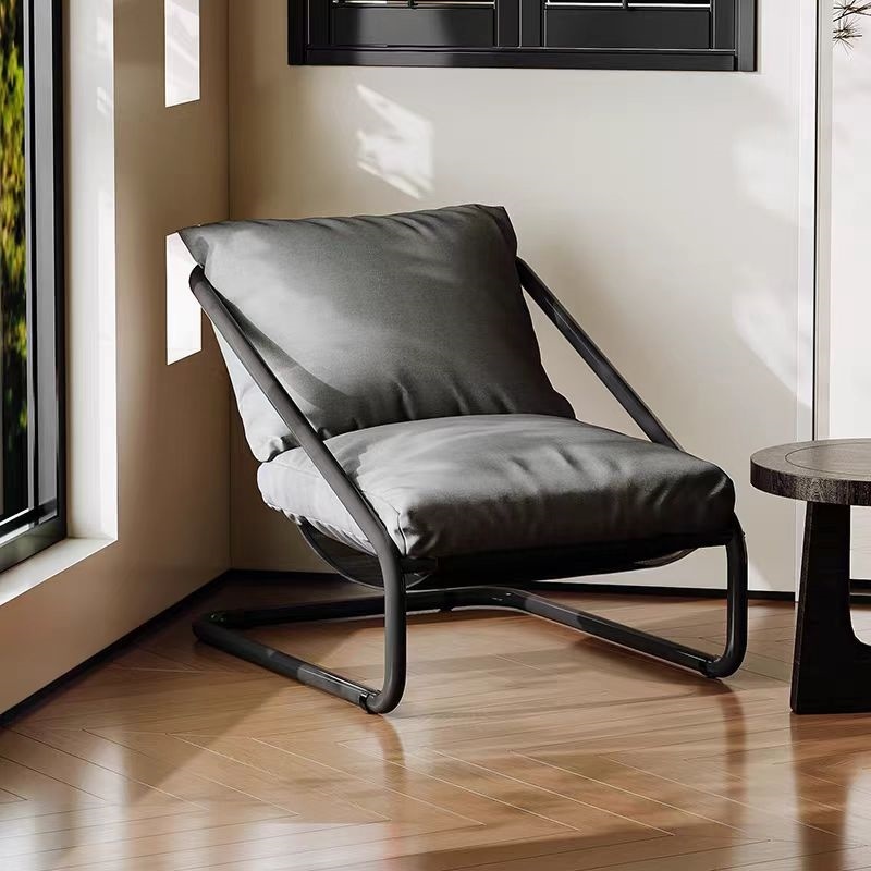 Fauteuil design moderne avec structure en métal et coussins rembourrés