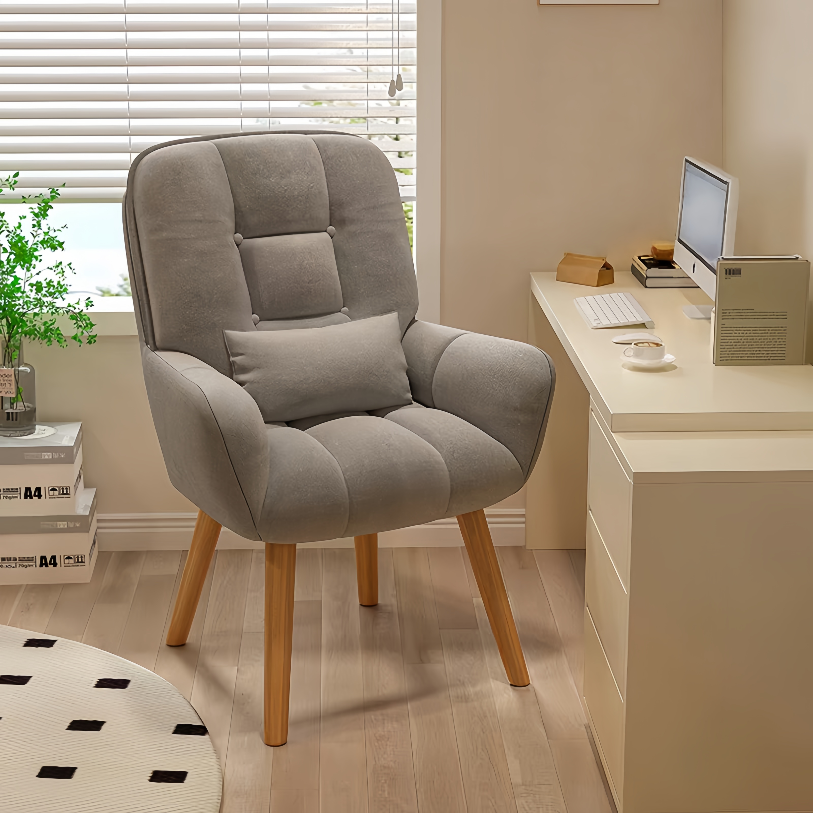 Fauteuil rembourré avec accoudoirs et pieds en bois